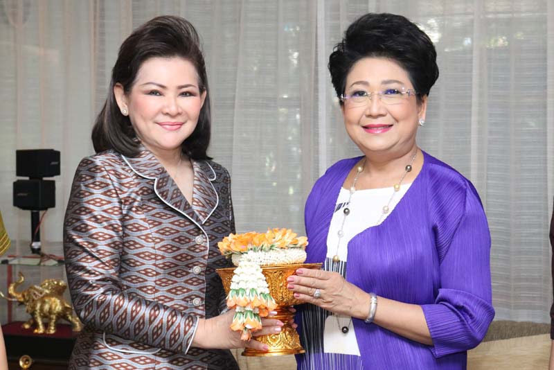 030 นายกสมาคมภริยาฯ เข้าเยี่ยมคารวะและขอรับพรจาก คุณศศิณี ภัททิยกุล อดีตนายกสมาคมภริยาฯ ในโอกาสเข้ารับตำแหน่ง