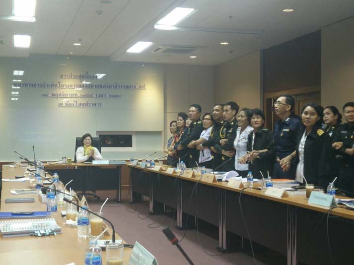 032 นายกสมาคมภริยาฯ เป็นประธานในการประชุมชี้แจงแนวทางในการดำเนินงานโครงการของสมาคมภริยาฯ โดยมีคณะกรรมการสมาคมฯ และตัวแทนหน่วยขึ้นตรงสำนักงานปลัดกระทรวงกลาโหม