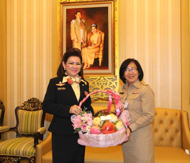 034 นายกสมาคมภริยาฯ นำคณะกรรมการสมาคมฯ บันทึกเทปโทรทัศน์ถวายพระพร เนื่องในโอกาสวันเฉลิมพระชนมพรรษาพระบาทสมเด็จพระเจ้าอยู่หัว ๕ ธันวาคม ๒๕๕๘