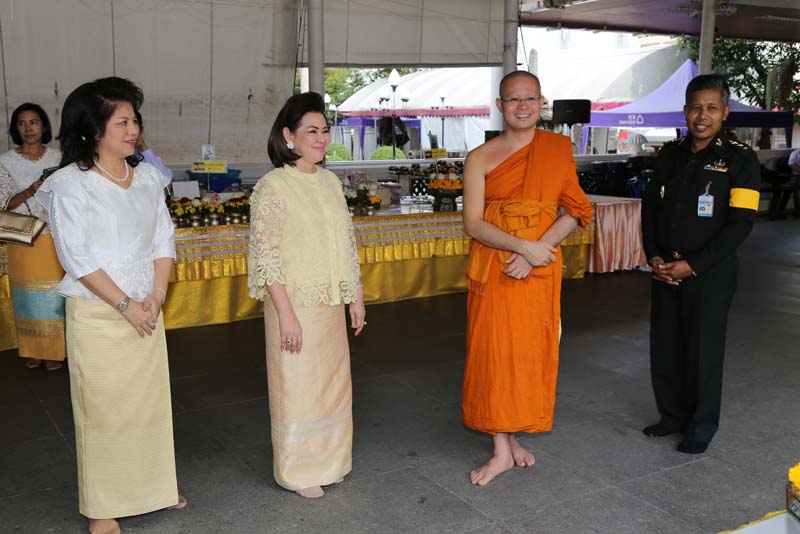 035 นายกสมาคมภริยาฯ พร้อมด้วยคณะกรรมการสมาคมฯ ได้ร่วมกิจกรรมปฏิบัติธรรมเทิดทูนสถาบันพระมหากษัตริย์และพระบรมวงศานุวงศ์