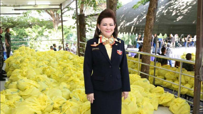 037 นายกสมาคมภริยาฯ พร้อมทั้งอุปนายกสมาคมฯและสมาชิก ร่วมกิจกรรมเฉลิมพระเกียรติ พระบาทสมเด็จพระเจ้าอยู่หัวฯ เนื่องในโอกาสมหามงคลเฉลิมพระชนมพรรษา๘๘พรรษา