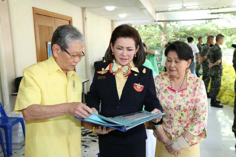 037 นายกสมาคมภริยาฯ พร้อมทั้งอุปนายกสมาคมฯและสมาชิก ร่วมกิจกรรมเฉลิมพระเกียรติ พระบาทสมเด็จพระเจ้าอยู่หัวฯ เนื่องในโอกาสมหามงคลเฉลิมพระชนมพรรษา๘๘พรรษา