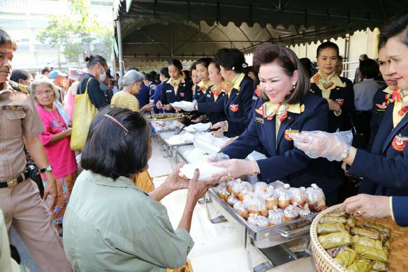 037 นายกสมาคมภริยาฯ พร้อมทั้งอุปนายกสมาคมฯและสมาชิก ร่วมกิจกรรมเฉลิมพระเกียรติ พระบาทสมเด็จพระเจ้าอยู่หัวฯ เนื่องในโอกาสมหามงคลเฉลิมพระชนมพรรษา๘๘พรรษา