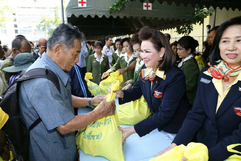 037 นายกสมาคมภริยาฯ พร้อมทั้งอุปนายกสมาคมฯและสมาชิก ร่วมกิจกรรมเฉลิมพระเกียรติ พระบาทสมเด็จพระเจ้าอยู่หัวฯ เนื่องในโอกาสมหามงคลเฉลิมพระชนมพรรษา๘๘พรรษา