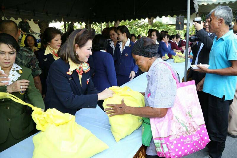 037 นายกสมาคมภริยาฯ พร้อมทั้งอุปนายกสมาคมฯและสมาชิก ร่วมกิจกรรมเฉลิมพระเกียรติ พระบาทสมเด็จพระเจ้าอยู่หัวฯ เนื่องในโอกาสมหามงคลเฉลิมพระชนมพรรษา๘๘พรรษา