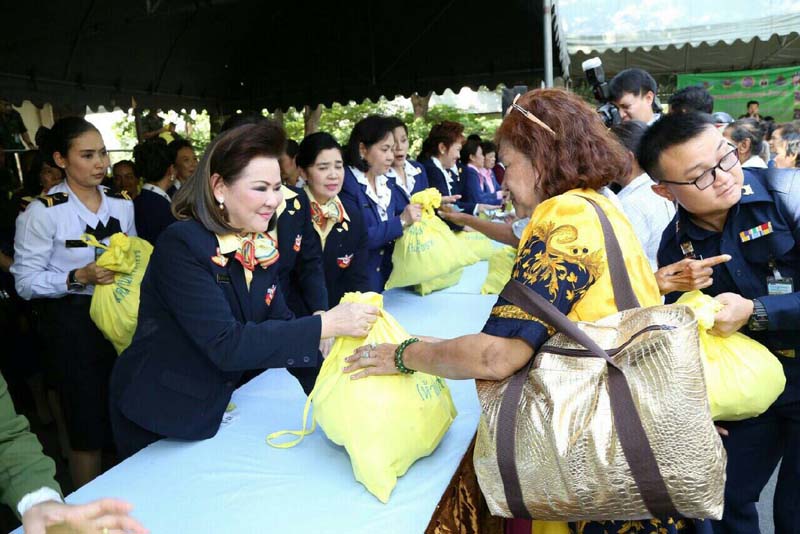 037 นายกสมาคมภริยาฯ พร้อมทั้งอุปนายกสมาคมฯและสมาชิก ร่วมกิจกรรมเฉลิมพระเกียรติ พระบาทสมเด็จพระเจ้าอยู่หัวฯ เนื่องในโอกาสมหามงคลเฉลิมพระชนมพรรษา๘๘พรรษา