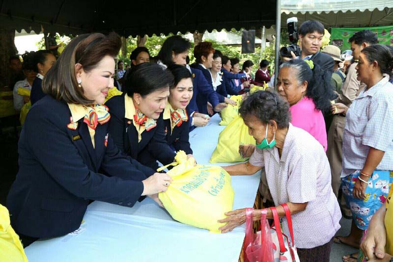 037 นายกสมาคมภริยาฯ พร้อมทั้งอุปนายกสมาคมฯและสมาชิก ร่วมกิจกรรมเฉลิมพระเกียรติ พระบาทสมเด็จพระเจ้าอยู่หัวฯ เนื่องในโอกาสมหามงคลเฉลิมพระชนมพรรษา๘๘พรรษา