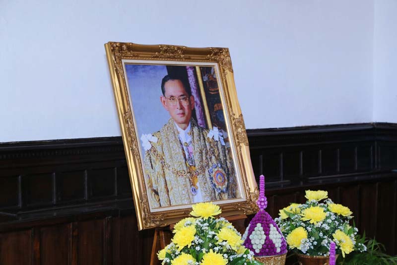039 ปลัดกระทรวงกลาโหม และ นายกสมาคมภริยาฯ ลงนามถวายพระพรชัยมงคล ในพระบรมมหาราชวัง เมื่อวันที่ ๕...