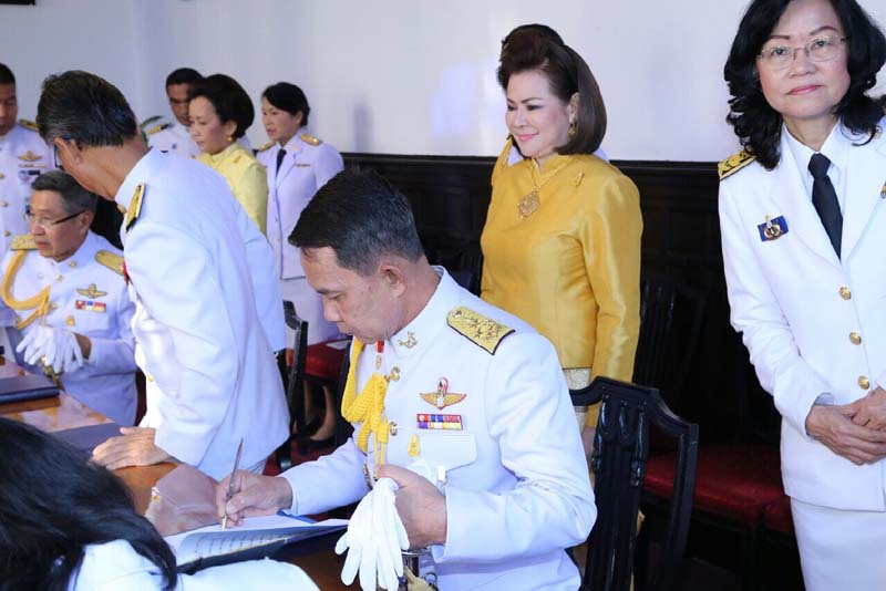 039 ปลัดกระทรวงกลาโหม และ นายกสมาคมภริยาฯ ลงนามถวายพระพรชัยมงคล ในพระบรมมหาราชวัง เมื่อวันที่ ๕ ธันวาคม ๒๕๕๘