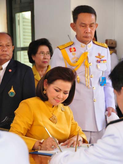 039 ปลัดกระทรวงกลาโหม และ นายกสมาคมภริยาฯ ลงนามถวายพระพรชัยมงคล ในพระบรมมหาราชวัง เมื่อวันที่ ๕ ธันวาคม ๒๕๕๘