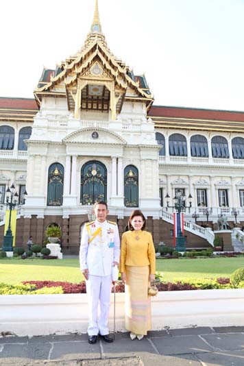 039 ปลัดกระทรวงกลาโหม และ นายกสมาคมภริยาฯ ลงนามถวายพระพรชัยมงคล ในพระบรมมหาราชวัง เมื่อวันที่ ๕ ธันวาคม ๒๕๕๘