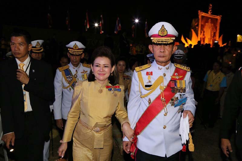 040 ปลัดกระทรวงกลาโหม และ นายกสมาคมภริยาฯ ถวายราชสดุดีเฉลิมพระเกียรติและจุดเทียนชัย ถวายพระพรชัยมงคล ณ มณฑลพิธีท้องสนามหลวง เมื่อวันที่ ๕ ธันวาคม ๒๕๕๘