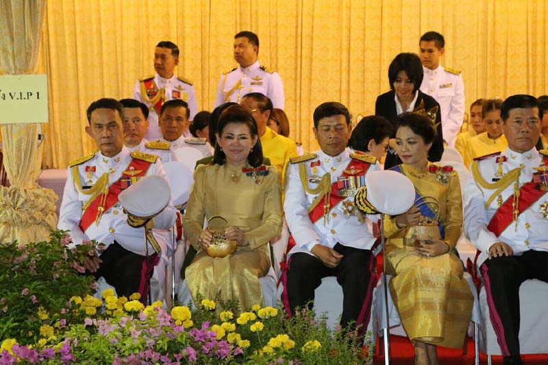 040 ปลัดกระทรวงกลาโหม และ นายกสมาคมภริยาฯ ถวายราชสดุดีเฉลิมพระเกียรติและจุดเทียนชัย ถวายพระพรชัยมงคล ณ มณฑลพิธีท้องสนามหลวง เมื่อวันที่ ๕ ธันวาคม ๒๕๕๘