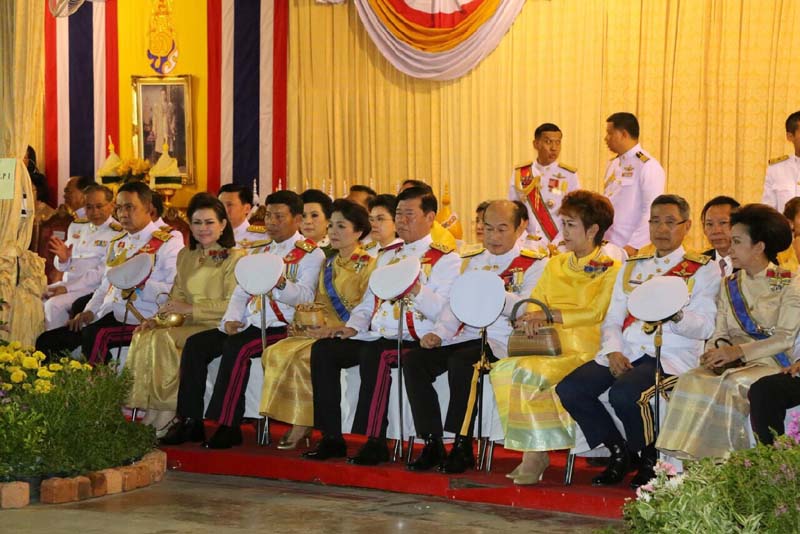 040 ปลัดกระทรวงกลาโหม และ นายกสมาคมภริยาฯ ถวายราชสดุดีเฉลิมพระเกียรติและจุดเทียนชัย ถวายพระพรชัยมงคล ณ มณฑลพิธีท้องสนามหลวง เมื่อวันที่ ๕ ธันวาคม ๒๕๕๘