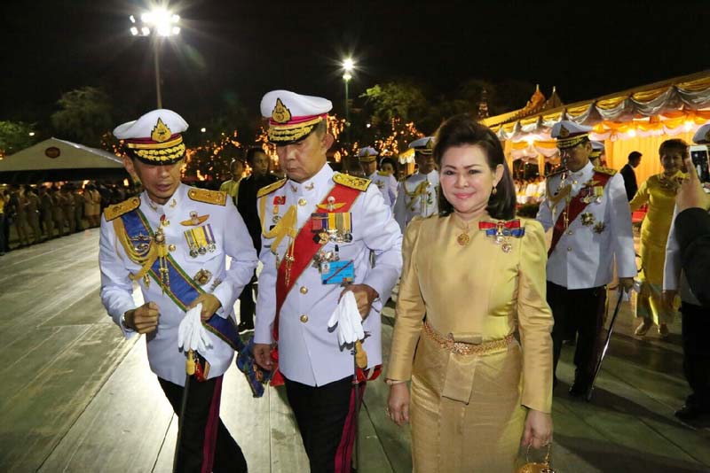 040 ปลัดกระทรวงกลาโหม และ นายกสมาคมภริยาฯ ถวายราชสดุดีเฉลิมพระเกียรติและจุดเทียนชัย ถวายพระพรชัยมงคล ณ มณฑลพิธีท้องสนามหลวง เมื่อวันที่ ๕ ธันวาคม ๒๕๕๘