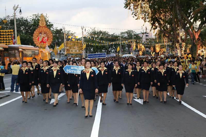 040 ปลัดกระทรวงกลาโหม และ นายกสมาคมภริยาฯ ถวายราชสดุดีเฉลิมพระเกียรติและจุดเทียนชัย ถวายพระพรชัยมงคล ณ มณฑลพิธีท้องสนามหลวง เมื่อวันที่ ๕ ธันวาคม ๒๕๕๘