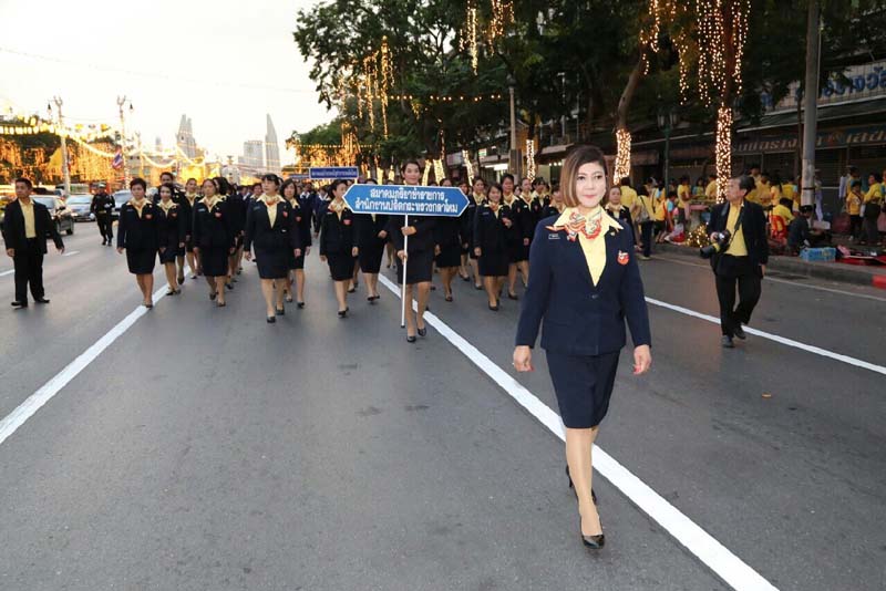 040 ปลัดกระทรวงกลาโหม และ นายกสมาคมภริยาฯ ถวายราชสดุดีเฉลิมพระเกียรติและจุดเทียนชัย ถวายพระพรชัยมงคล ณ มณฑลพิธีท้องสนามหลวง เมื่อวันที่ ๕ ธันวาคม ๒๕๕๘