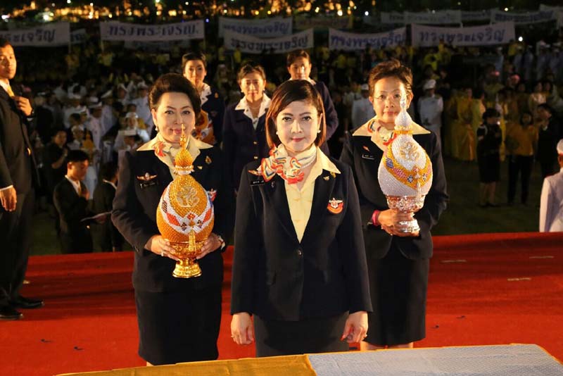 040 ปลัดกระทรวงกลาโหม และ นายกสมาคมภริยาฯ ถวายราชสดุดีเฉลิมพระเกียรติและจุดเทียนชัย ถวายพระพรชัยมงคล ณ มณฑลพิธีท้องสนามหลวง เมื่อวันที่ ๕ ธันวาคม ๒๕๕๘
