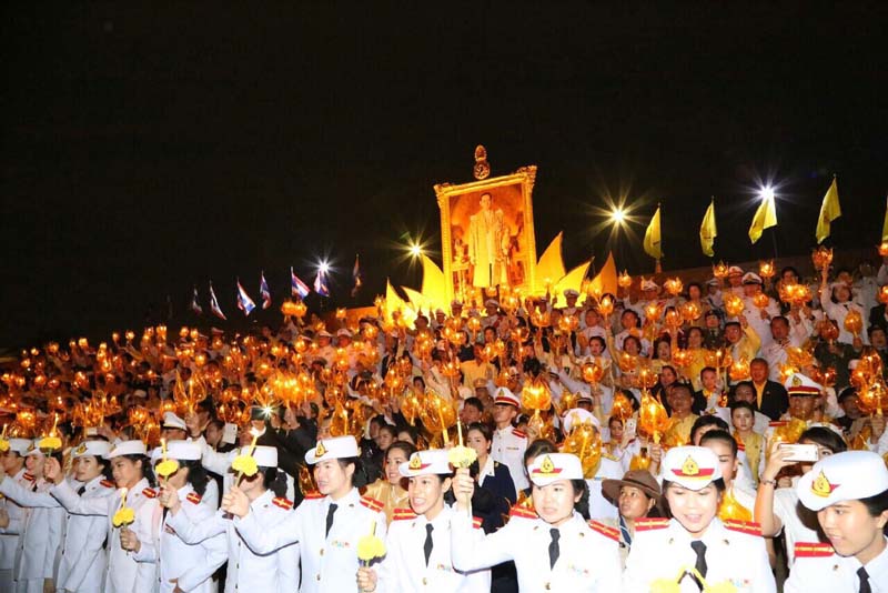040 ปลัดกระทรวงกลาโหม และ นายกสมาคมภริยาฯ ถวายราชสดุดีเฉลิมพระเกียรติและจุดเทียนชัย ถวายพระพรชัยมงคล ณ มณฑลพิธีท้องสนามหลวง เมื่อวันที่ ๕ ธันวาคม ๒๕๕๘