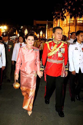 042 ปลัดกระทรวงกลาโหม และ นายกสมาคมภริยาฯ ร่วมงานสโมสรสันนิบาตเฉลิมพระเกียรติ พระบาทสมเด็จพระเจ้าอยู่หัวฯ เนื่องในโอกาสมหามงคลเฉลิมพระชนมพรรษา เมื่อวันจันทร์ที ๗ ธันวาคม ๒๕๕๘