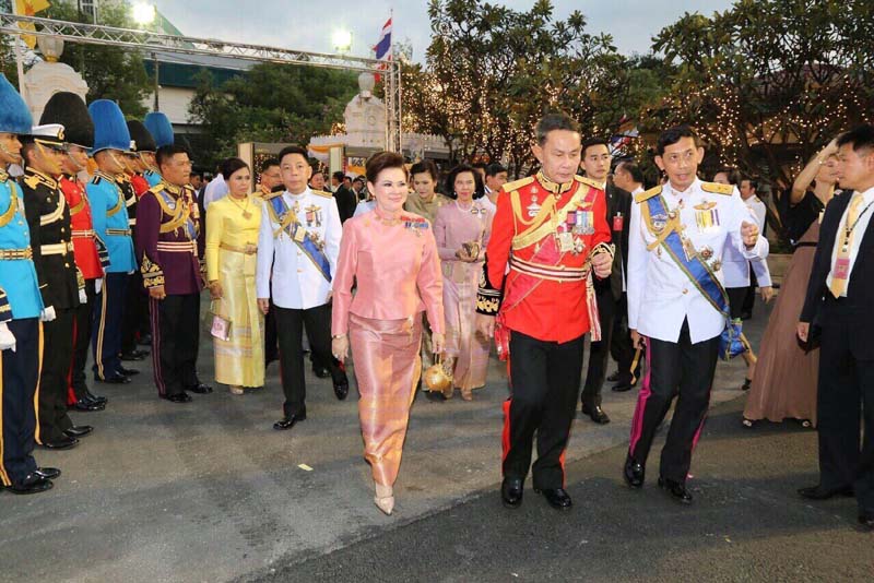 042 ปลัดกระทรวงกลาโหม และ นายกสมาคมภริยาฯ ร่วมงานสโมสรสันนิบาตเฉลิมพระเกียรติ พระบาทสมเด็จพระเจ้าอยู่หัวฯ เนื่องในโอกาสมหามงคลเฉลิมพระชนมพรรษา เมื่อวันจันทร์ที ๗ ธันวาคม ๒๕๕๘