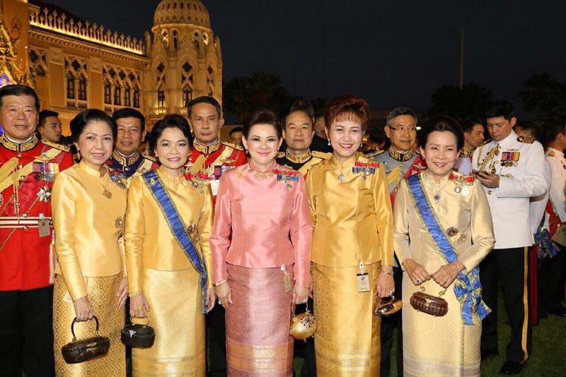 042 ปลัดกระทรวงกลาโหม และ นายกสมาคมภริยาฯ ร่วมงานสโมสรสันนิบาตเฉลิมพระเกียรติ พระบาทสมเด็จพระเจ้าอยู่หัวฯ เนื่องในโอกาสมหามงคลเฉลิมพระชนมพรรษา เมื่อวันจันทร์ที ๗ ธันวาคม ๒๕๕๘