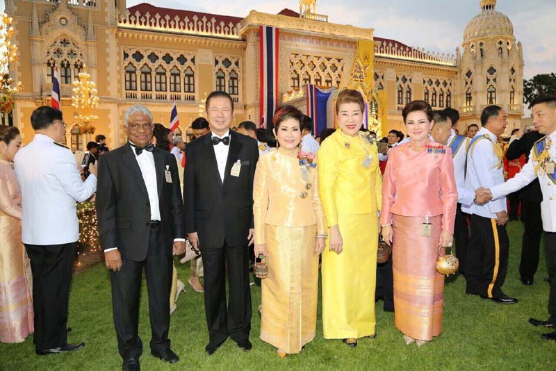 042 ปลัดกระทรวงกลาโหม และ นายกสมาคมภริยาฯ ร่วมงานสโมสรสันนิบาตเฉลิมพระเกียรติ พระบาทสมเด็จพระเจ้าอยู่หัวฯ เนื่องในโอกาสมหามงคลเฉลิมพระชนมพรรษา เมื่อวันจันทร์ที ๗ ธันวาคม ๒๕๕๘