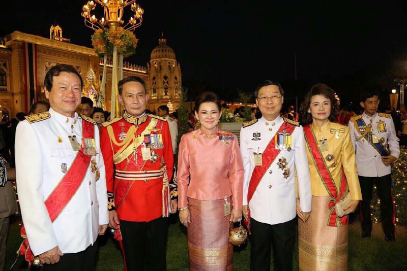 042 ปลัดกระทรวงกลาโหม และ นายกสมาคมภริยาฯ ร่วมงานสโมสรสันนิบาตเฉลิมพระเกียรติ พระบาทสมเด็จพระเจ้าอยู่หัวฯ เนื่องในโอกาสมหามงคลเฉลิมพระชนมพรรษา เมื่อวันจันทร์ที ๗ ธันวาคม ๒๕๕๘