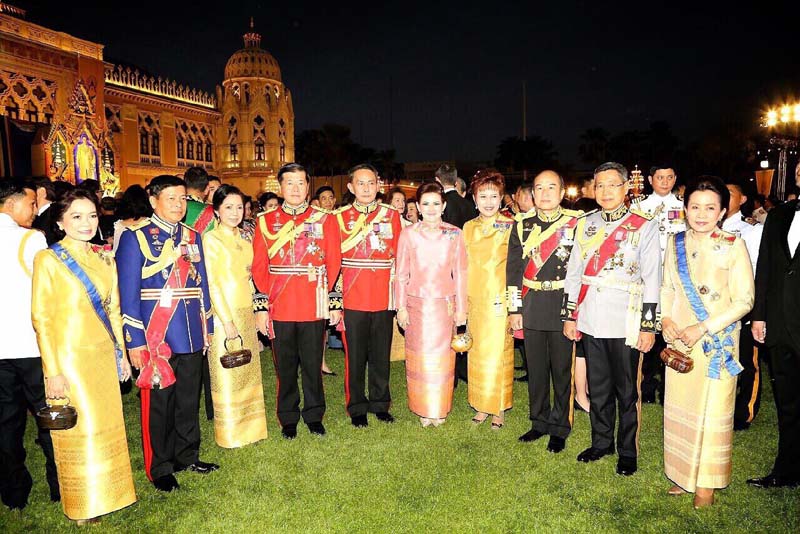 042 ปลัดกระทรวงกลาโหม และ นายกสมาคมภริยาฯ ร่วมงานสโมสรสันนิบาตเฉลิมพระเกียรติ พระบาทสมเด็จพระเจ้าอยู่หัวฯ เนื่องในโอกาสมหามงคลเฉลิมพระชนมพรรษา เมื่อวันจันทร์ที ๗ ธันวาคม ๒๕๕๘