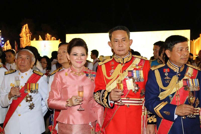 042 ปลัดกระทรวงกลาโหม และ นายกสมาคมภริยาฯ ร่วมงานสโมสรสันนิบาตเฉลิมพระเกียรติ พระบาทสมเด็จพระเจ้าอยู่หัวฯ เนื่องในโอกาสมหามงคลเฉลิมพระชนมพรรษา เมื่อวันจันทร์ที ๗ ธันวาคม ๒๕๕๘