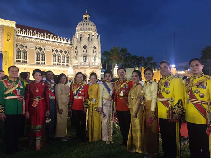 042 ปลัดกระทรวงกลาโหม และ นายกสมาคมภริยาฯ ร่วมงานสโมสรสันนิบาตเฉลิมพระเกียรติ พระบาทสมเด็จพระเจ้าอยู่หัวฯ เนื่องในโอกาสมหามงคลเฉลิมพระชนมพรรษา เมื่อวันจันทร์ที ๗ ธันวาคม ๒๕๕๘