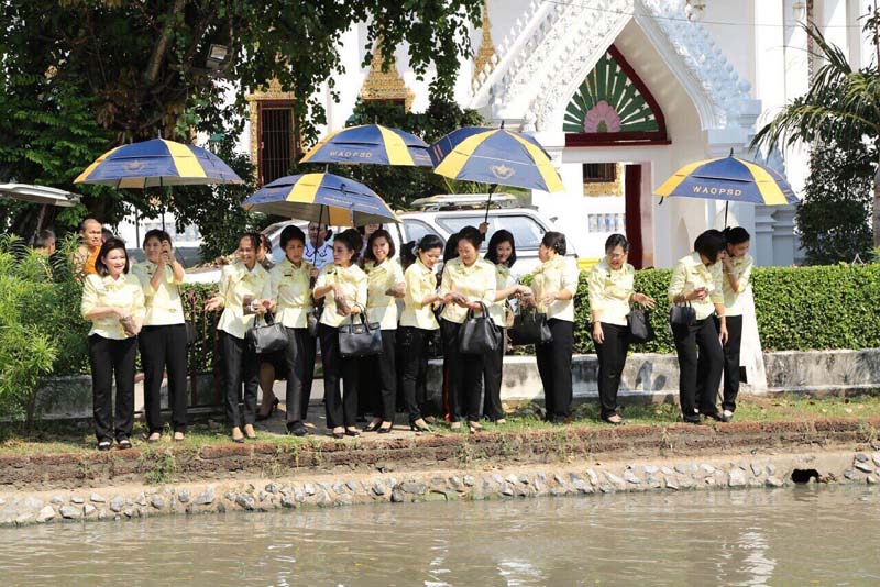 043 นายกสมาคมภริยาฯ นำคณะสมาชิกฯ กราบนมัสการ พระเทพดิลก ผู้ช่วยเจ้าอาวาสวัดปทุมวนาราม ส่งเสริมบำรุงพุทธศาสนาและร่วมกิจกรรมอันเป็นสาธารณะกุศล ประกอบพิธีชีวิตทาน ณ วัดปทุมวนารามราชวรวิหาร เมื่อวันที่ ๙ ธันวาคม ๒๕๕๘