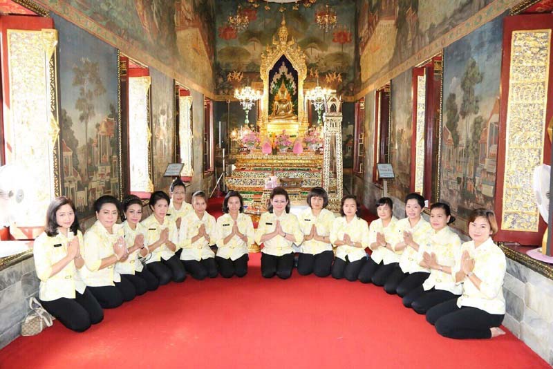 043 นายกสมาคมภริยาฯ นำคณะสมาชิกฯ กราบนมัสการ พระเทพดิลก ผู้ช่วยเจ้าอาวาสวัดปทุมวนาราม ส่งเสริมบำรุงพุทธศาสนาและร่วมกิจกรรมอันเป็นสาธารณะกุศล ประกอบพิธีชีวิตทาน ณ วัดปทุมวนารามราชวรวิหาร เมื่อวันที่ ๙ ธันวาคม ๒๕๕๘