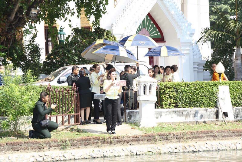 043 นายกสมาคมภริยาฯ นำคณะสมาชิกฯ กราบนมัสการ พระเทพดิลก ผู้ช่วยเจ้าอาวาสวัดปทุมวนาราม ส่งเสริมบำรุงพุทธศาสนาและร่วมกิจกรรมอันเป็นสาธารณะกุศล ประกอบพิธีชีวิตทาน ณ วัดปทุมวนารามราชวรวิหาร เมื่อวันที่ ๙ ธันวาคม ๒๕๕๘