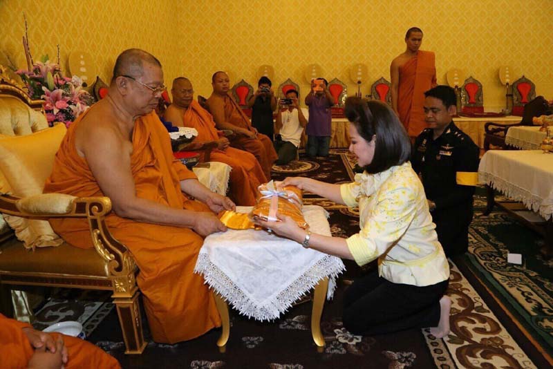 043 นายกสมาคมภริยาฯ นำคณะสมาชิกฯ กราบนมัสการ พระเทพดิลก ผู้ช่วยเจ้าอาวาสวัดปทุมวนาราม ส่งเสริมบำรุงพุทธศาสนาและร่วมกิจกรรมอันเป็นสาธารณะกุศล ประกอบพิธีชีวิตทาน ณ วัดปทุมวนารามราชวรวิหาร เมื่อวันที่ ๙ ธันวาคม ๒๕๕๘