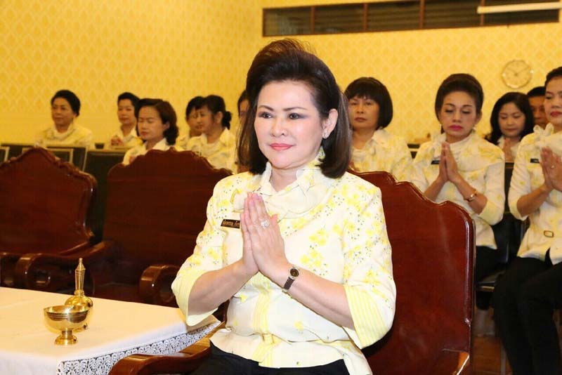 043 นายกสมาคมภริยาฯ นำคณะสมาชิกฯ กราบนมัสการ พระเทพดิลก ผู้ช่วยเจ้าอาวาสวัดปทุมวนาราม ส่งเสริมบำรุงพุทธศาสนาและร่วมกิจกรรมอันเป็นสาธารณะกุศล ประกอบพิธีชีวิตทาน ณ วัดปทุมวนารามราชวรวิหาร เมื่อวันที่ ๙ ธันวาคม ๒๕๕๘