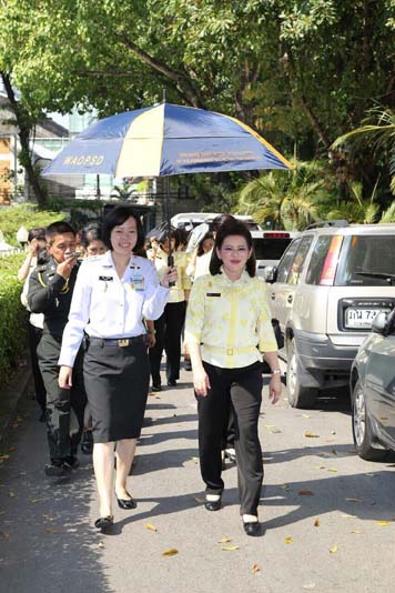 043 นายกสมาคมภริยาฯ นำคณะสมาชิกฯ กราบนมัสการ พระเทพดิลก ผู้ช่วยเจ้าอาวาสวัดปทุมวนาราม ส่งเสริมบำรุงพุทธศาสนาและร่วมกิจกรรมอันเป็นสาธารณะกุศล ประกอบพิธีชีวิตทาน ณ วัดปทุมวนารามราชวรวิหาร เมื่อวันที่ ๙ ธันวาคม ๒๕๕๘