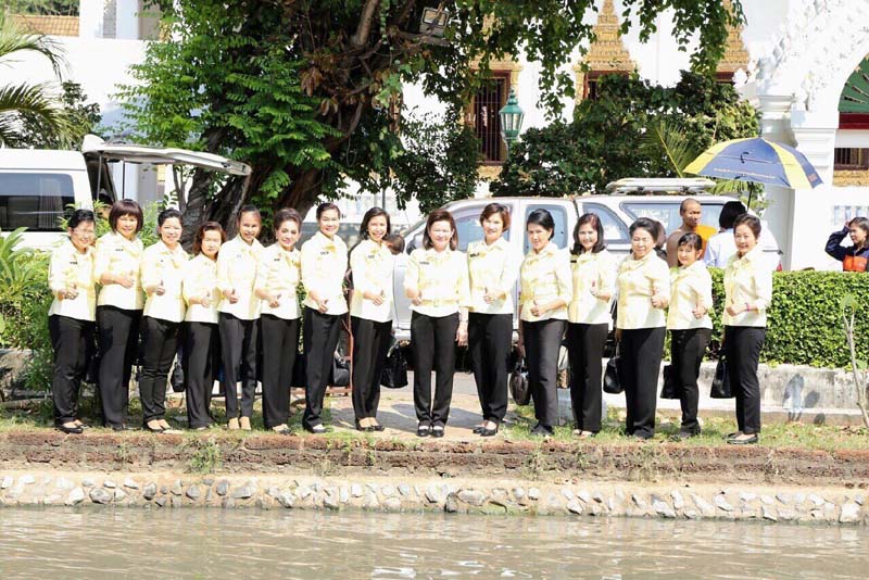 043 นายกสมาคมภริยาฯ นำคณะสมาชิกฯ กราบนมัสการ พระเทพดิลก ผู้ช่วยเจ้าอาวาสวัดปทุมวนาราม ส่งเสริมบำรุงพุทธศาสนาและร่วมกิจกรรมอันเป็นสาธารณะกุศล ประกอบพิธีชีวิตทาน ณ วัดปทุมวนารามราชวรวิหาร เมื่อวันที่ ๙ ธันวาคม ๒๕๕๘