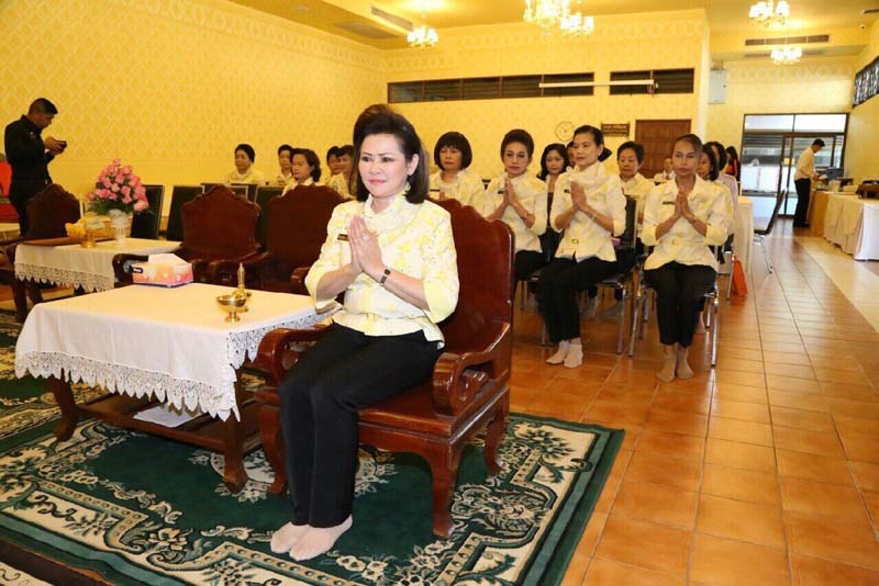 043 นายกสมาคมภริยาฯ นำคณะสมาชิกฯ กราบนมัสการ พระเทพดิลก ผู้ช่วยเจ้าอาวาสวัดปทุมวนาราม ส่งเสริมบำรุงพุทธศาสนาและร่วมกิจกรรมอันเป็นสาธารณะกุศล ประกอบพิธีชีวิตทาน ณ วัดปทุมวนารามราชวรวิหาร เมื่อวันที่ ๙ ธันวาคม ๒๕๕๘