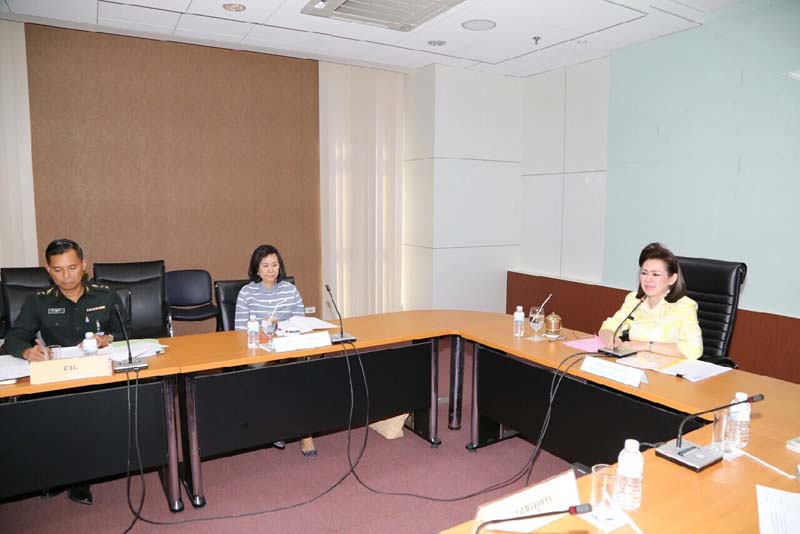 044 นายกสมาคมภริยาฯ เป็นประธานการประชุมเตรียมการจัดกิจกรรมพบปะเยี่ยมเยือนกำลังพล โครงการ"ครอบครัวอุ่นใจ สายใยภริยากำลังพล รักษ์สุขภาพดี มีความสุข" เมื่อวันที่ ๙ ธันวาคม ๒๕๕๘