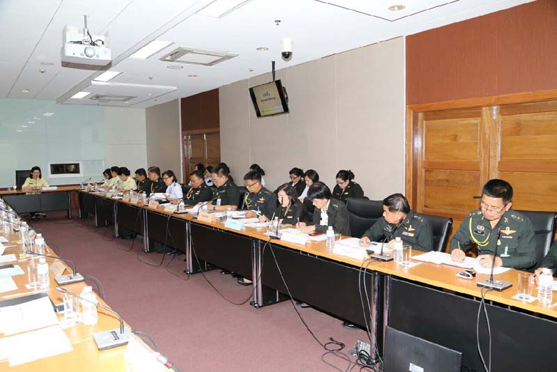 044 นายกสมาคมภริยาฯ เป็นประธานการประชุมเตรียมการจัดกิจกรรมพบปะเยี่ยมเยือนกำลังพล โครงการ"ครอบครัวอุ่นใจ สายใยภริยากำลังพล รักษ์สุขภาพดี มีความสุข" เมื่อวันที่ ๙ ธันวาคม ๒๕๕๘
