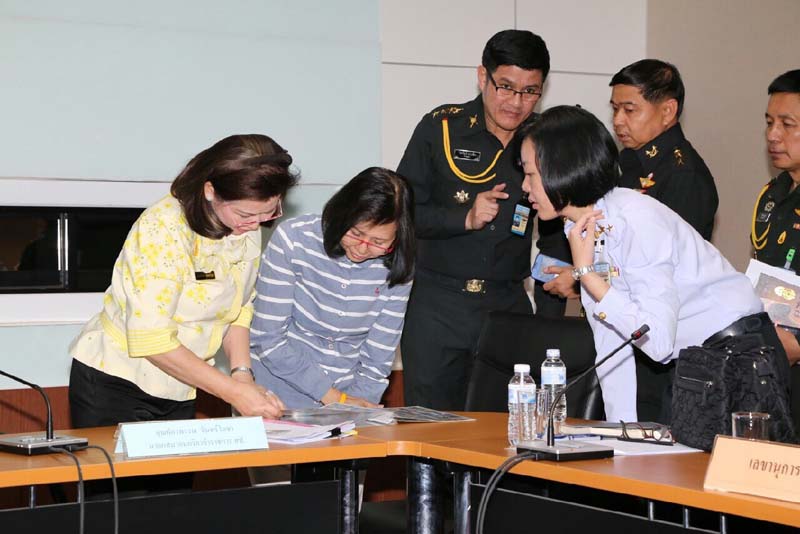 044 นายกสมาคมภริยาฯ เป็นประธานการประชุมเตรียมการจัดกิจกรรมพบปะเยี่ยมเยือนกำลังพล โครงการ"ครอบครัวอุ่นใจ สายใยภริยากำลังพล รักษ์สุขภาพดี มีความสุข" เมื่อวันที่ ๙ ธันวาคม ๒๕๕๘