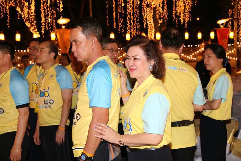 045 ปลัดกระทรวงกลาโหม และ นายกสมาคมภริยาฯ รับเสด็จ สมเด็จพระบรมโอรสาธิราชฯสยามมกุฎราชกุมารฯ และเข้าร่วมงานกิจกรรมเฉลิมพระเกียรติ BIKE FOR DAD ในวันศุกร์ที่ ๑๑ ธันวาคม ๒๕๕๘
