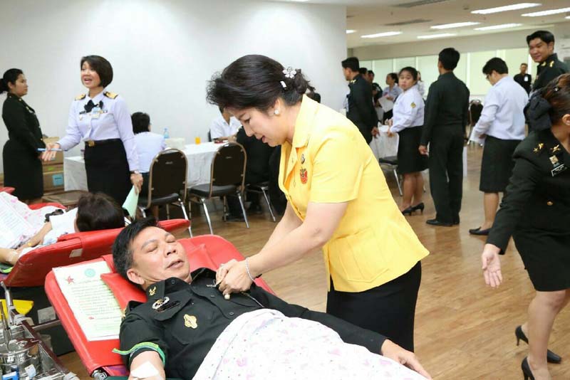 048 พันเอกหญิง ภรณี ชเยมะ อุปนายกสมาคมภริยาฯ ได้นำคณะกรรมการภริยาข้าราชการ เข้าร่วมกิจกรรมบริจาคโลหิต ถวายเป็นพระราชกุศลเนื่องในวโรกาส วันเฉลิมพระชนมพรรษาพระบาทสมเด็จพระเจ้าอยู่หัว ประจำปี ๒๕๕๘ ในวันที่ ๑๖ -๑๗ ธ.ค.๕๘