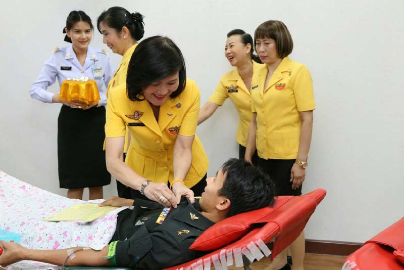 048 พันเอกหญิง ภรณี ชเยมะ อุปนายกสมาคมภริยาฯ ได้นำคณะกรรมการภริยาข้าราชการ เข้าร่วมกิจกรรมบริจาคโลหิต ถวายเป็นพระราชกุศลเนื่องในวโรกาส วันเฉลิมพระชนมพรรษาพระบาทสมเด็จพระเจ้าอยู่หัว ประจำปี ๒๕๕๘ ในวันที่ ๑๖ -๑๗ ธ.ค.๕๘