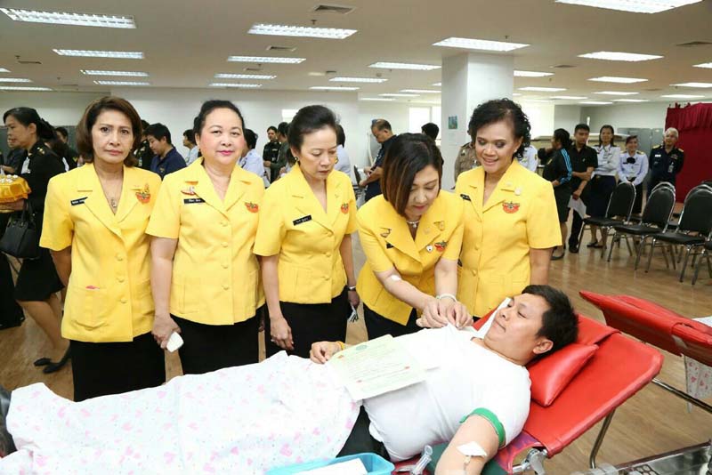 048 พันเอกหญิง ภรณี ชเยมะ อุปนายกสมาคมภริยาฯ ได้นำคณะกรรมการภริยาข้าราชการ เข้าร่วมกิจกรรมบริจาคโลหิต ถวายเป็นพระราชกุศลเนื่องในวโรกาส วันเฉลิมพระชนมพรรษาพระบาทสมเด็จพระเจ้าอยู่หัว ประจำปี ๒๕๕๘ ในวันที่ ๑๖ -๑๗ ธ.ค.๕๘