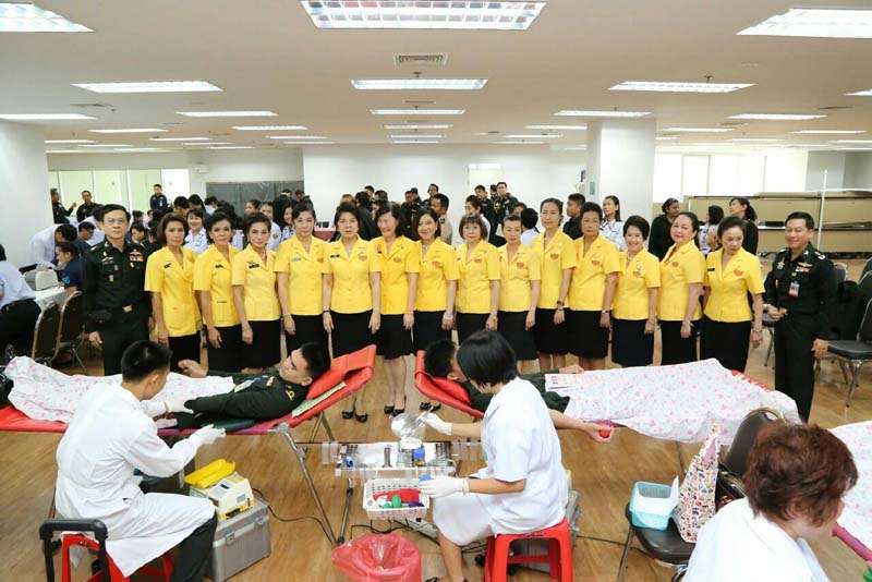 048 พันเอกหญิง ภรณี ชเยมะ อุปนายกสมาคมภริยาฯ ได้นำคณะกรรมการภริยาข้าราชการ เข้าร่วมกิจกรรมบริจาคโลหิต ถวายเป็นพระราชกุศลเนื่องในวโรกาส วันเฉลิมพระชนมพรรษาพระบาทสมเด็จพระเจ้าอยู่หัว ประจำปี ๒๕๕๘ ในวันที่ ๑๖ -๑๗ ธ.ค.๕๘