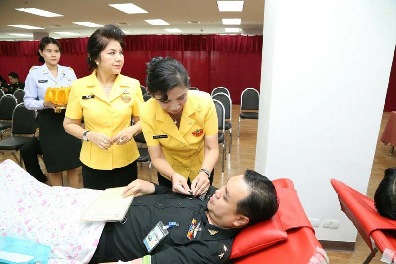 048 พันเอกหญิง ภรณี ชเยมะ อุปนายกสมาคมภริยาฯ ได้นำคณะกรรมการภริยาข้าราชการ เข้าร่วมกิจกรรมบริจาคโลหิต ถวายเป็นพระราชกุศลเนื่องในวโรกาส วันเฉลิมพระชนมพรรษาพระบาทสมเด็จพระเจ้าอยู่หัว ประจำปี ๒๕๕๘ ในวันที่ ๑๖ -๑๗ ธ.ค.๕๘