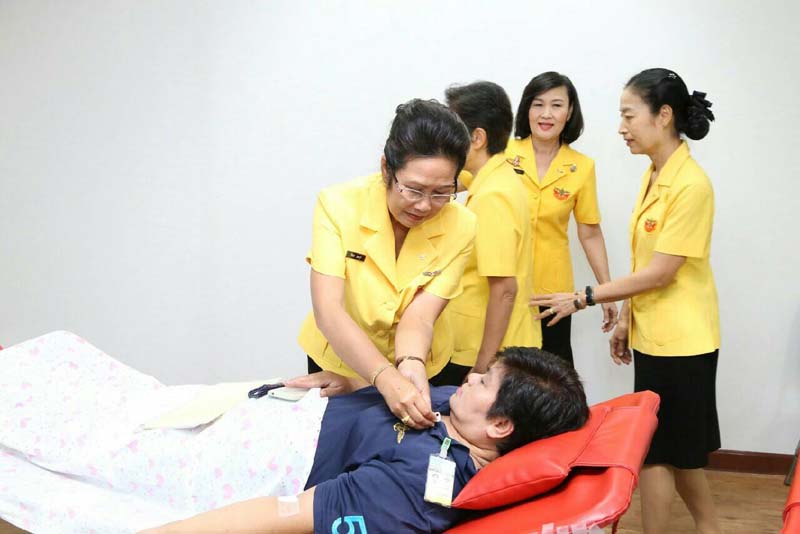 048 พันเอกหญิง ภรณี ชเยมะ อุปนายกสมาคมภริยาฯ ได้นำคณะกรรมการภริยาข้าราชการ เข้าร่วมกิจกรรมบริจาคโลหิต ถวายเป็นพระราชกุศลเนื่องในวโรกาส วันเฉลิมพระชนมพรรษาพระบาทสมเด็จพระเจ้าอยู่หัว ประจำปี ๒๕๕๘ ในวันที่ ๑๖ -๑๗ ธ.ค.๕๘