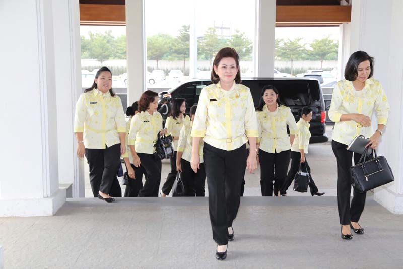 047 นายกสมาคมภริยาฯ เป็นประธานประชุมเตรียมความพร้อมงานเพื่อนพึ่ง (ภา) ณ ห้องประชุมชั้น ๖ อาคารสำนักงานปลัดกระทรวงกลาโหม (ศรีสมาน) เมื่อวันที่ ๑๔ ธันวาคม ๒๕๕๘